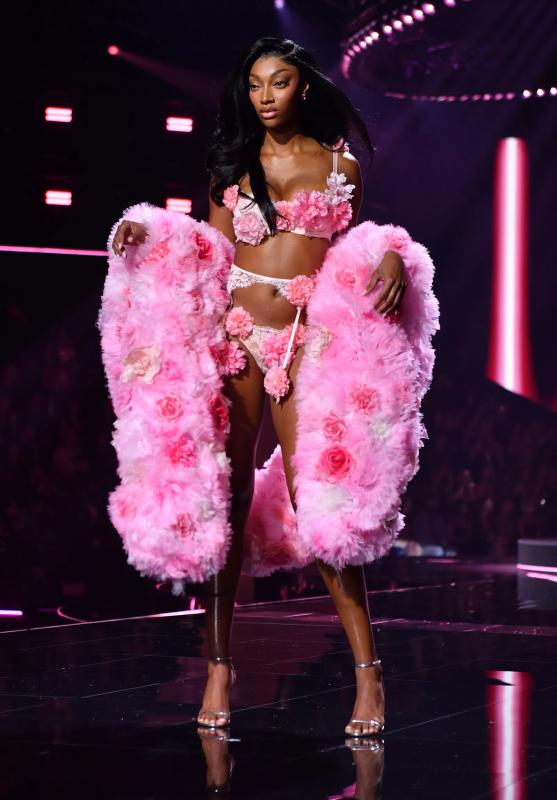 45 phút Victoria's Secret Fashion Show 2025: Chỉ chờ một điểm sáng bằng nửa Lisa khi ấy...- Ảnh 12.