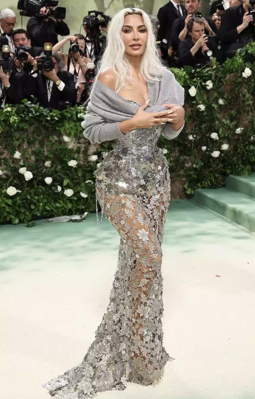 Hailey Bieber không thể ngồi thẳng- Ảnh 12.