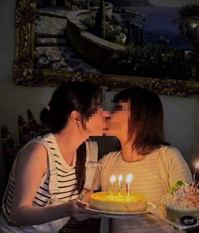 Nhan sắc tuổi 50 của nữ NSND vừa công khai hôn môi "cô gái lạ mặt", vừa tuyên bố có bạn trai kém 2 con giáp- Ảnh 1.