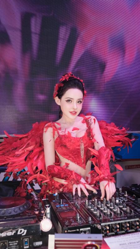 Không tin nổi đây là gương mặt Ngân 98 trước khi lao vào tần suất phẫu thuật thẩm mỹ dày đặc!- Ảnh 4.