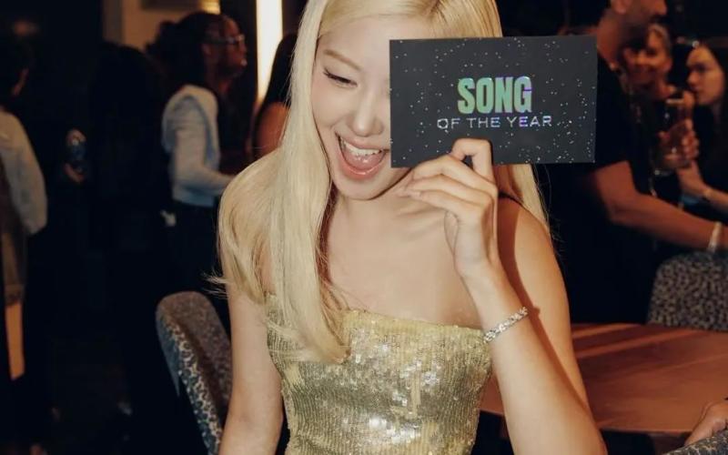 Rosé của nhóm nhạc nữ K-pop BLACKPINK tham dự Lễ trao giải MTV Video Music Awards 2025 tại UBS Arena ở New York, ngày 7/9. Cô đã giành giải Bài hát của năm cho bản hit 