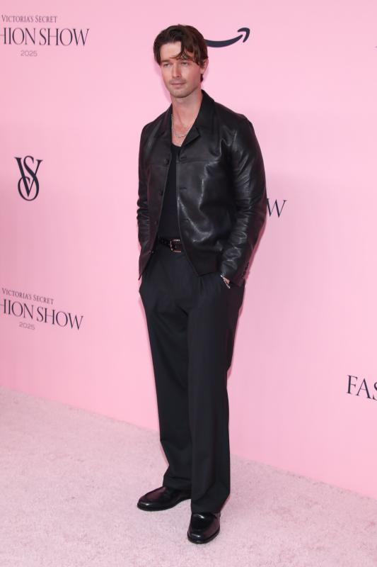 Victoria's Secret 2025: Twice rúm ró kém sắc, Quỳnh Anh Shyn mất tích trên thảm hồng- Ảnh 7.