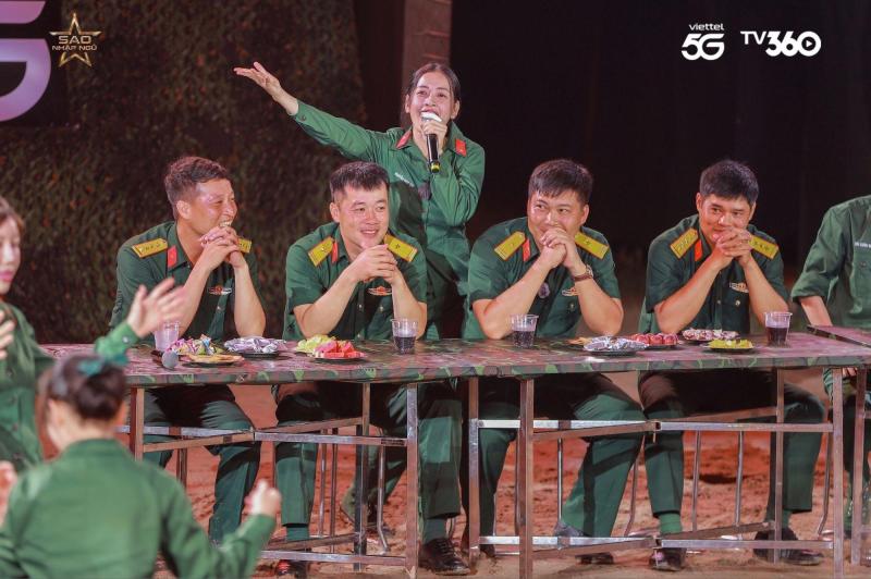 Hòa Minzy, Chi Pu bất ngờ khi Thiếu tá Bùi Trung Kiên hát “Vì nhân dân quên mình”- Ảnh 1.