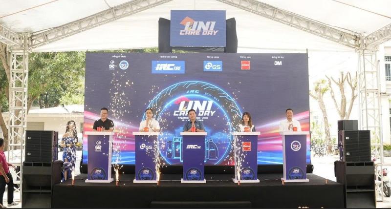 ENEOS đồng hành cùng sinh viên Đại học Vinh chăm sóc xe máy sau mưa bão- Ảnh 1.