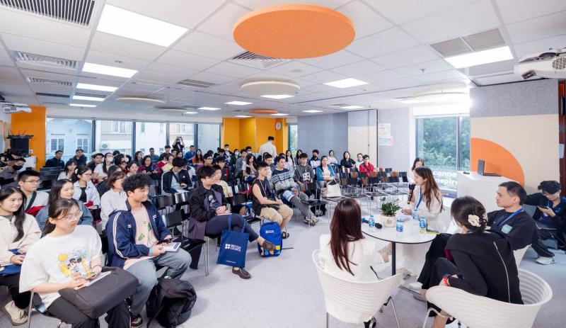 Hội đồng Anh khiến giới trẻ “đứng ngồi không yên” với Ngày hội tiếng Anh và IELTS 2025- Ảnh 3.