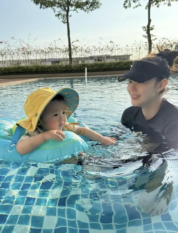 "Hot kid" mới của Vbiz: Mẹ là diễn viên hạng A, ba là doanh nhân gia thế khủng, xinh yêu thế này bảo sao không gây sốt?- Ảnh 3.