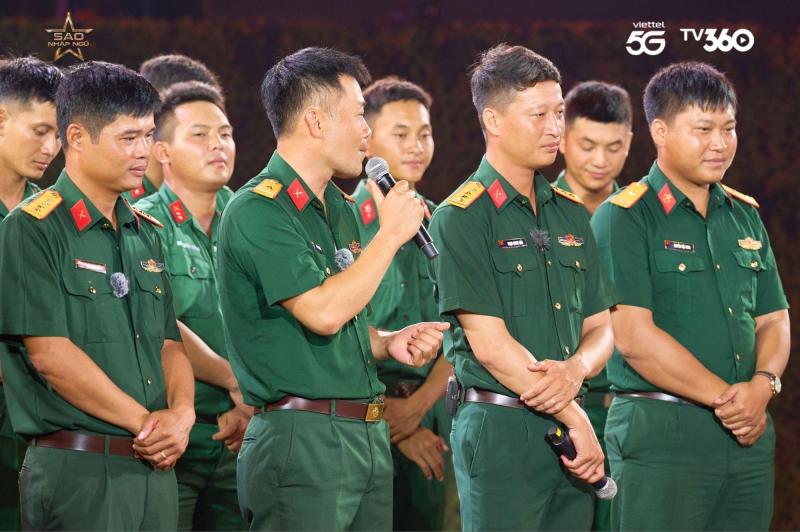 Hòa Minzy, Chi Pu bất ngờ khi Thiếu tá Bùi Trung Kiên hát “Vì nhân dân quên mình”- Ảnh 4.