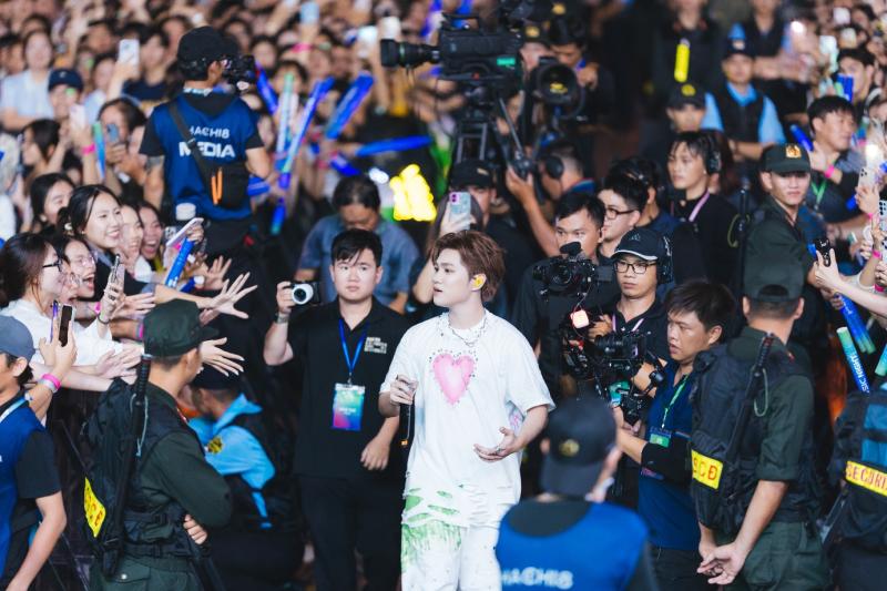 ISAAC, MONO bùng nổ tại đêm nhạc Prime Night - VPBank Đất Sen Hồng Music Marathon 2025- Ảnh 4.