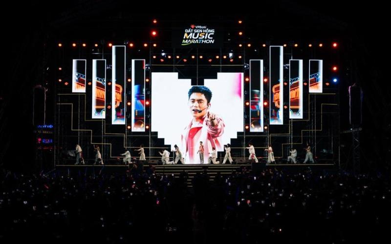 ISAAC, MONO bùng nổ tại đêm nhạc Prime Night - VPBank Đất Sen Hồng Music Marathon 2025- Ảnh 6.