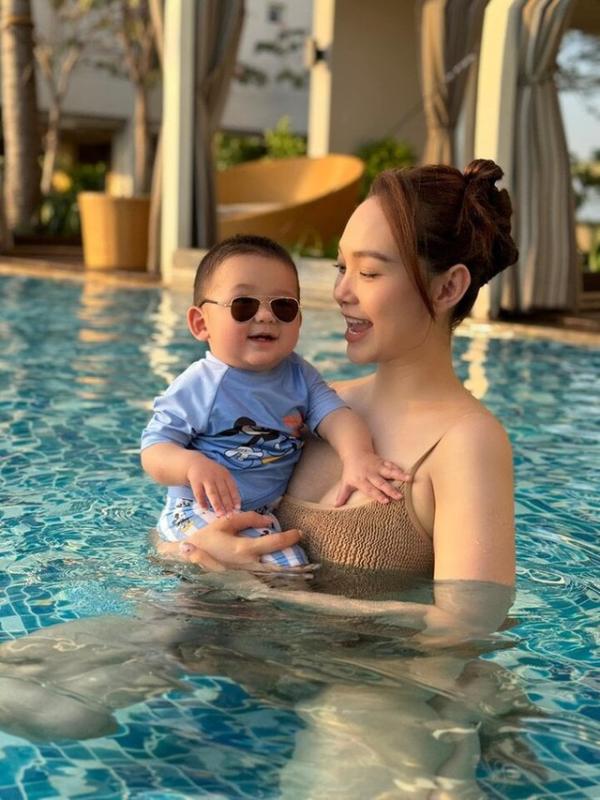 "Hot kid" mới của Vbiz: Mẹ là diễn viên hạng A, ba là doanh nhân gia thế khủng, xinh yêu thế này bảo sao không gây sốt?- Ảnh 4.