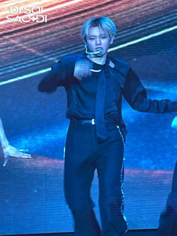 Nam thần Kpop sang Việt Nam vấp chân suýt vồ ếch trên sân khấu, mẩn đỏ dị ứng lan khắp cổ- Ảnh 2.