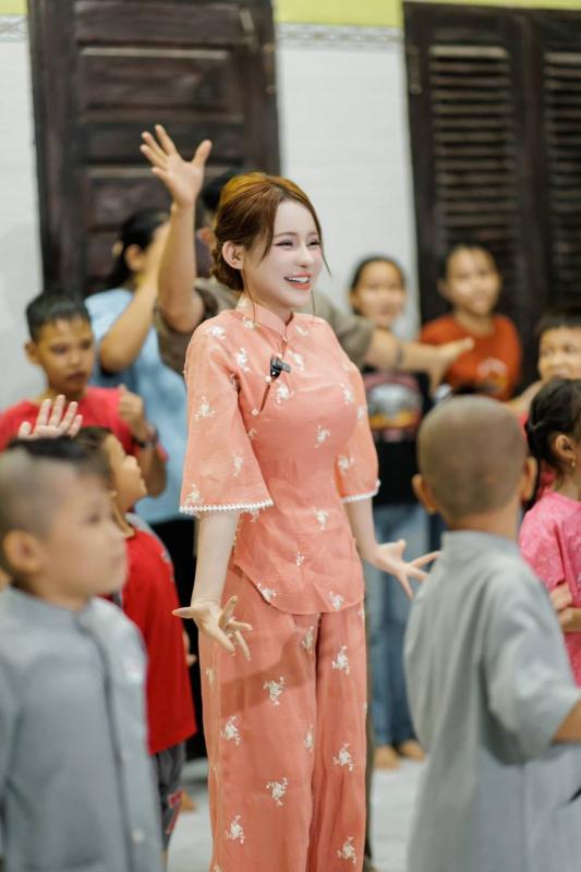 Ngân 98 luôn cố tình hở bạo, phản cảm quá đà- Ảnh 16.