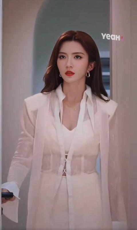 Màn ảnh Việt mới có 1 tiểu thư tài phiệt, mặc đẹp còn được so với Triệu Lộ Tư- Ảnh 2.