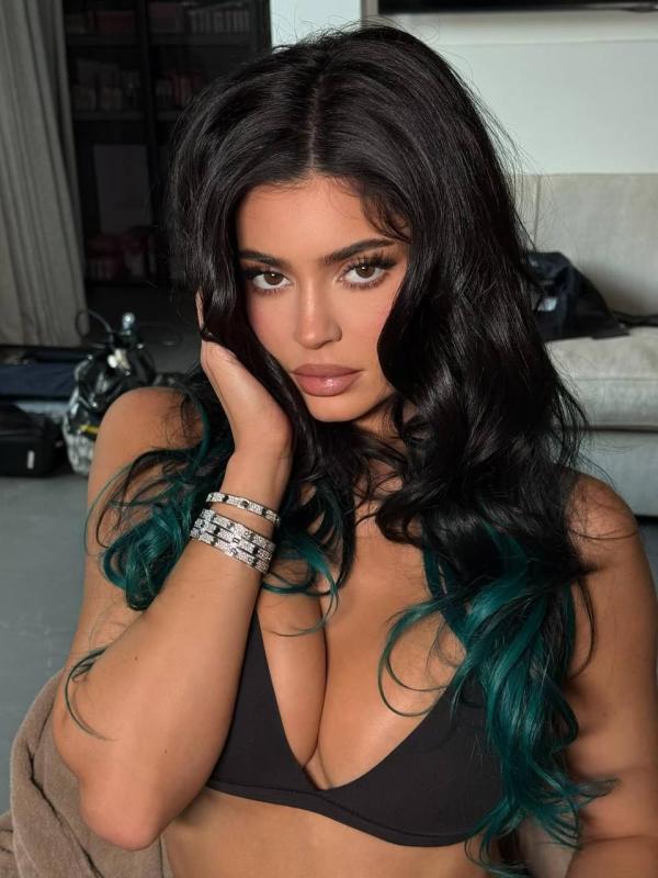 Kylie Jenner vẫn hở, nhưng sang hơn 10 năm trước!- Ảnh 4.