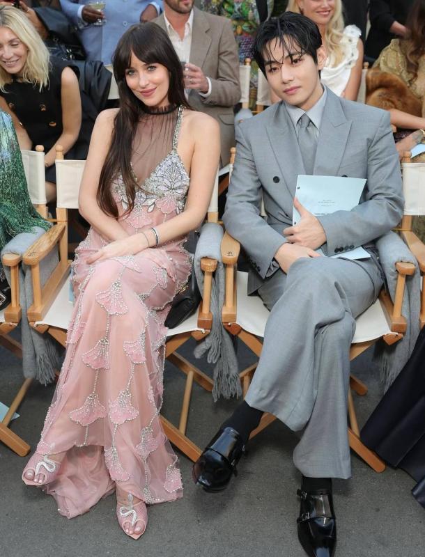 Dakota Johnson khiến trai đẹp toàn cầu khúm núm, chiếm trọn spotlight tại Vogue World- Ảnh 2.