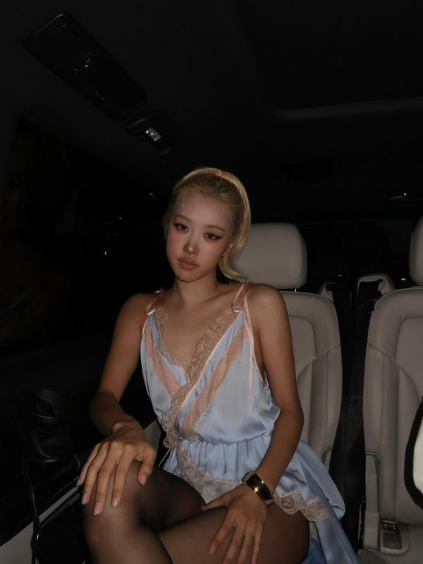 Rosé mặc váy ngủ đến show Saint Laurent hội ngộ bà xã Justin Bieber: Gặp sự cố bất ngờ vẫn sexy dữ dội- Ảnh 4.