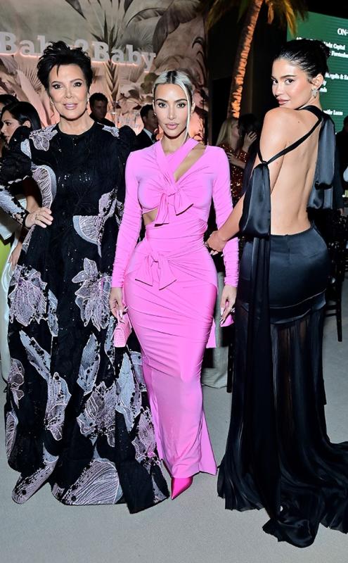 Chị em Kim Kardashian và Kylie Jenner đang ăn nên làm ra thì bị mẹ phản bội- Ảnh 2.