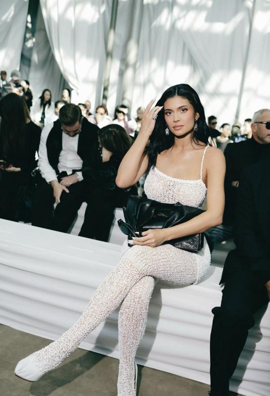 Chị em Kim Kardashian, Kylie Jenner bị chê thậm tệ: Tài năng ở đâu, sao vượt mặt dàn sao quốc tế?- Ảnh 6. Chị em Kim Kardashian, Kylie Jenner bị chê thậm tệ: Tài năng ở đâu, sao vượt mặt dàn sao quốc tế?- Ảnh 6.