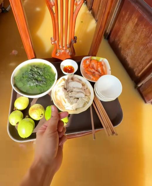 Chồng Bắc Ninh lội nước lũ lịch sử nấu "cơm cữ của Hoàng hậu" hút triệu view- Ảnh 1.