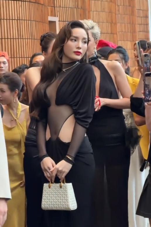 Họp báo của Hương Giang nhưng Kỳ Duyên lại đẹp quá- Ảnh 1.