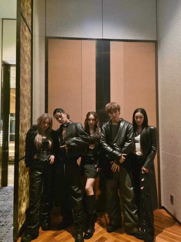 Hình ảnh gây sốc phía sau nhóm tân binh giàu nhất Kpop- Ảnh 3.