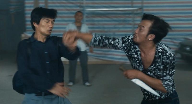Cảnh ôtô bay giữa chợ, diễn viên bị hất tung qua cửa sổ- Ảnh 2.