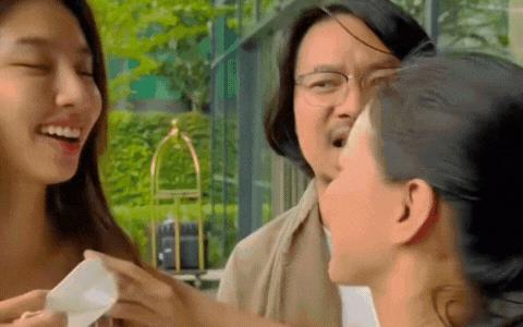 Lộ clip Hoa hậu Thuỳ Tiên xuất hiện, được bà Phạm Kim Dung ôm khóc?- Ảnh 1.