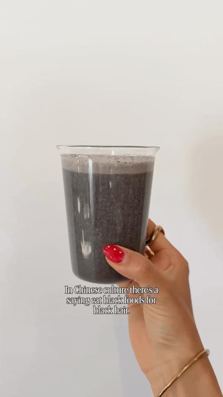 Mẹ tôi rất chăm uống loại nước màu đen này và không có một sợi tóc bạc nào ở tuổi 60, tóc còn bóng đẹp- Ảnh 2.