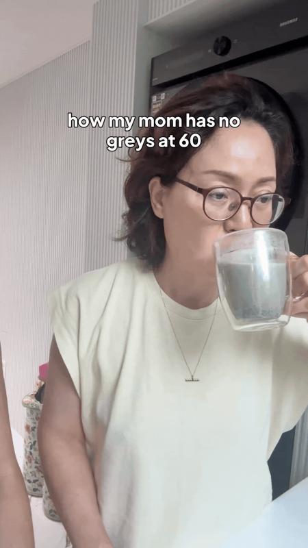 Mẹ tôi rất chăm uống loại nước màu đen này và không có một sợi tóc bạc nào ở tuổi 60, tóc còn bóng đẹp- Ảnh 1.
