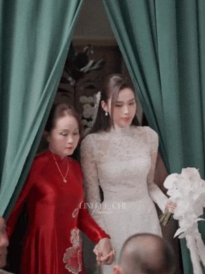 Mẹ Đỗ Hà không một nụ cười, gạt nước mắt khi đưa con gái về làm dâu hào môn- Ảnh 1.