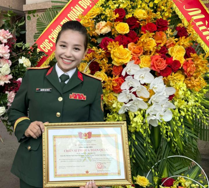 Nữ NSND mang hàm Đại tá, có bằng tiến sĩ, hiện là Giám đốc nhà hát- Ảnh 1.