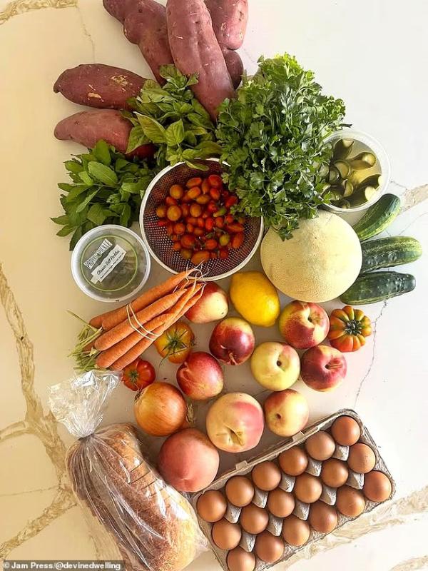 Tôi trông đẹp thế này ở tuổi 46: Mẹ 3 con thường bị nhầm là phụ nữ ngoài 30 nhờ cách đổi món ăn đơn giản- Ảnh 2.