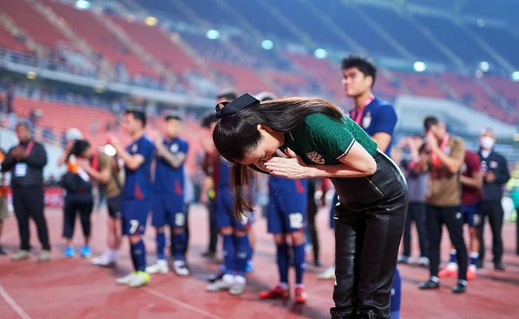 Chủ tịch Madam Pang xin lỗi VFF sau sự cố nhầm Quốc kỳ Việt Nam- Ảnh 1.