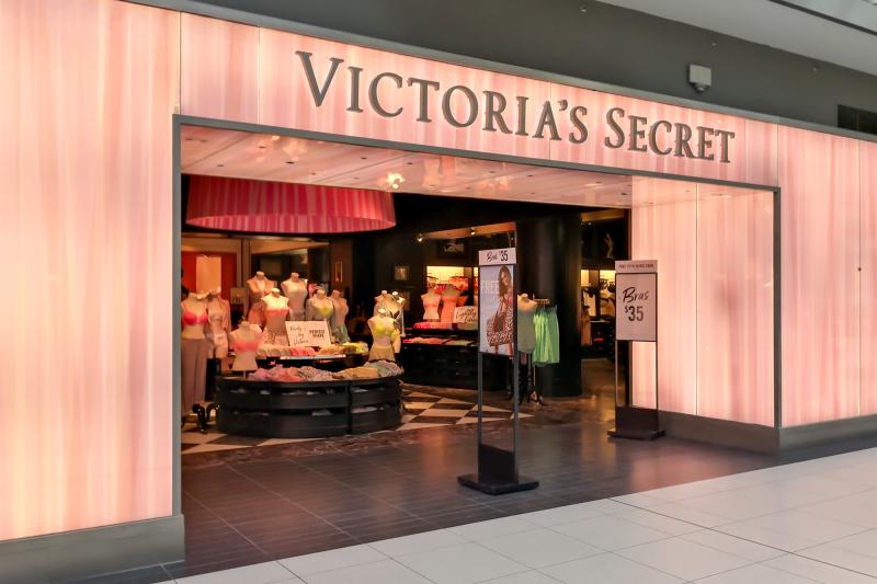 Victoria's Secret vung tiền làm show dù kinh doanh lỗ, cổ phiếu bốc hơi hơn 50%- Ảnh 1.