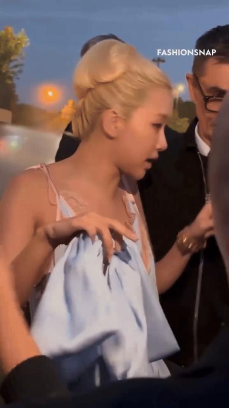 Rosé mặc váy ngủ đến show Saint Laurent hội ngộ bà xã Justin Bieber: Gặp sự cố bất ngờ vẫn sexy dữ dội- Ảnh 6.