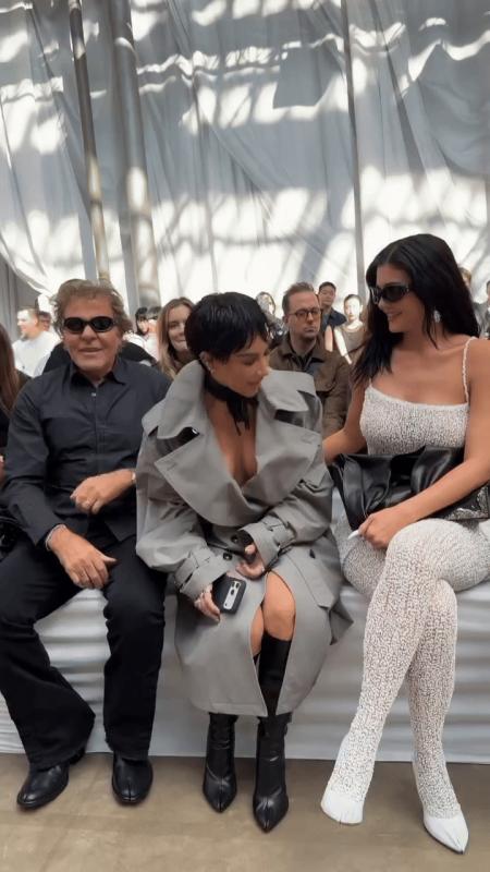 Chị em Kim Kardashian, Kylie Jenner bị chê thậm tệ: Tài năng ở đâu, sao vượt mặt dàn sao quốc tế?- Ảnh 3. Chị em Kim Kardashian, Kylie Jenner bị chê thậm tệ: Tài năng ở đâu, sao vượt mặt dàn sao quốc tế?- Ảnh 3.