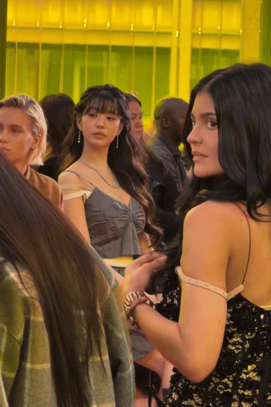Vũ trụ hot girl Miu Miu: Lộ khung hình nóng bỏng của công chúa Kpop và "thánh sexy" Kylie Jenner- Ảnh 7.