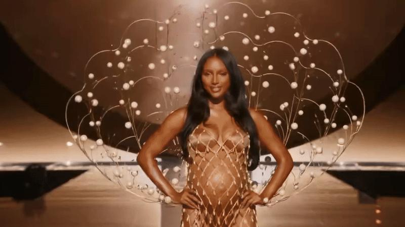 45 phút Victoria's Secret Fashion Show 2025: Chỉ chờ một điểm sáng bằng nửa Lisa khi ấy...- Ảnh 1.