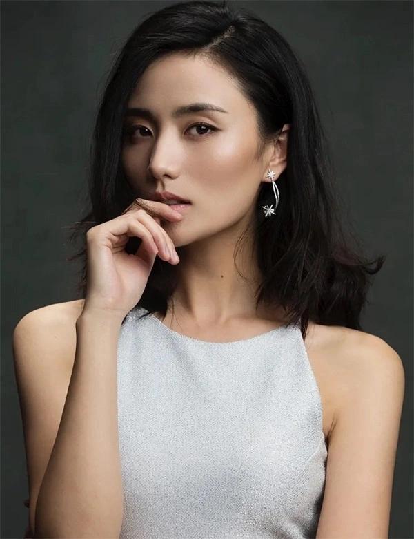 Vợ cũ Lý Á Bằng hết tách cơ bụng sau sinh, dáng thon lưng thẳng nhờ 1 bài tập: Vừa giảm cân vừa khỏe xương khớp, ngủ ngon lại giữ tư thế đẹp!- Ảnh 1.