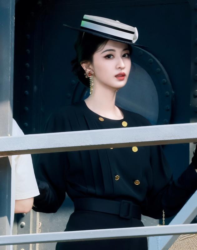 Đây mới là phiên bản đúng tuổi của "bản sao" Lưu Diệc Phi- Ảnh 8.