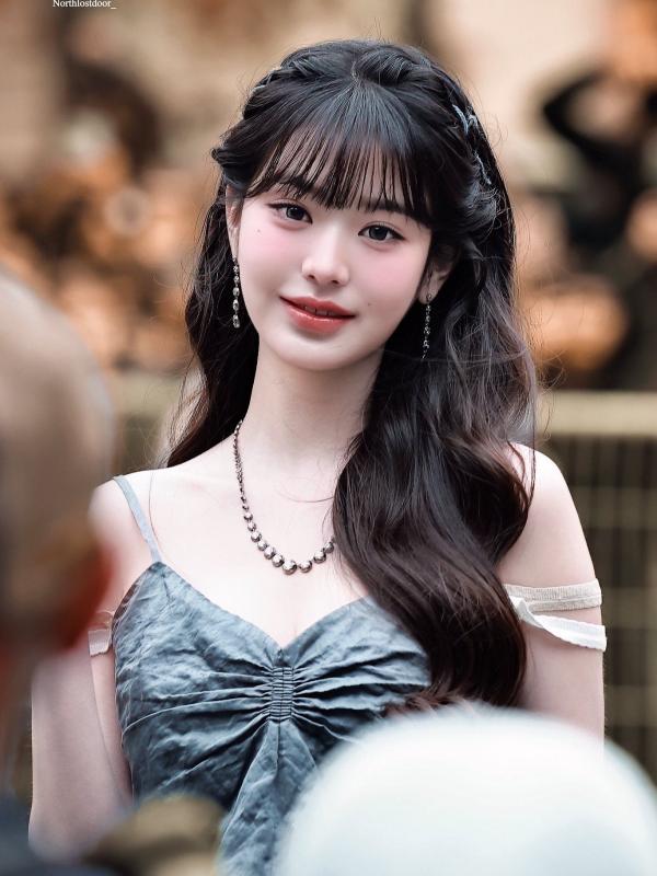 Vũ trụ hot girl Miu Miu: Lộ khung hình nóng bỏng của công chúa Kpop và "thánh sexy" Kylie Jenner- Ảnh 4.