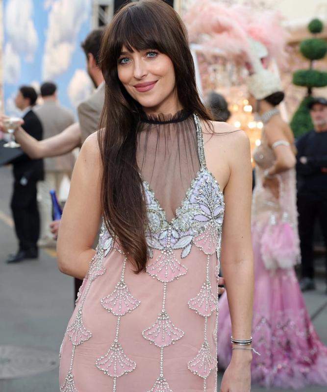 Dakota Johnson khiến trai đẹp toàn cầu khúm núm, chiếm trọn spotlight tại Vogue World- Ảnh 3.