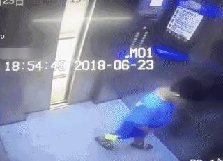 Đứa trẻ tè bậy trong thang máy, phản ứng của bà mẹ nhận được vô số lời khen ngợi: Đây chính là cách dạy con "chuẩn sách giáo khoa"- Ảnh 1.