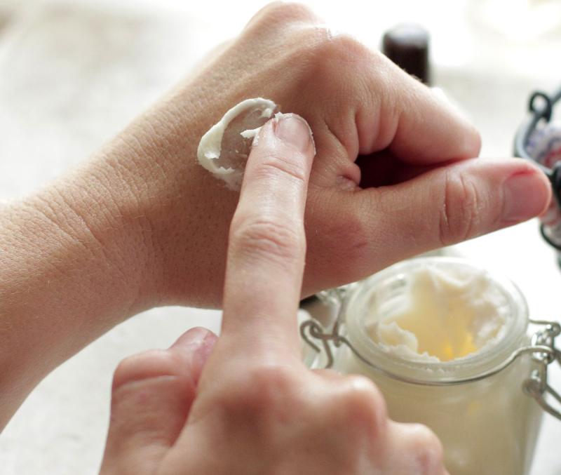 5 loại tinh dầu thiên nhiên bôi đến đâu da "mướt" đến đấy, dưỡng body mùa đông chẳng kém kem dưỡng đắt tiền- Ảnh 1.