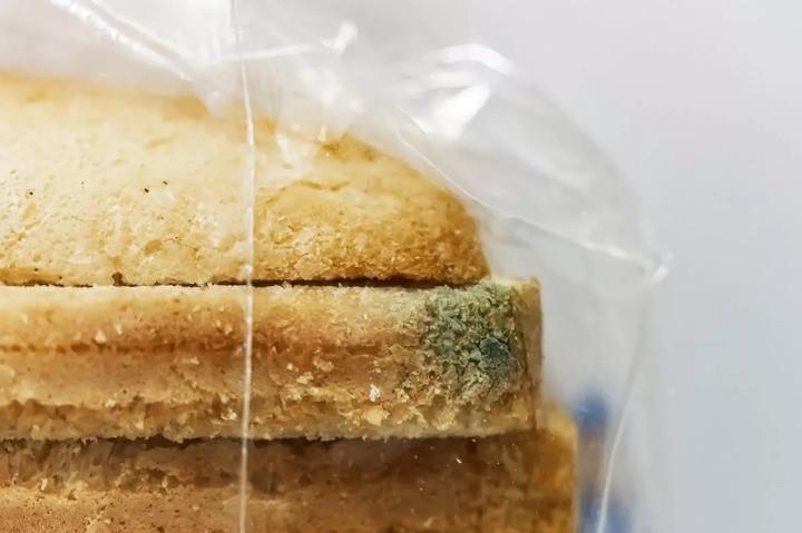 Mẹo dùng khăn bảo quản bánh mì 'tươi' lâu, không nấm mốc- Ảnh 1.