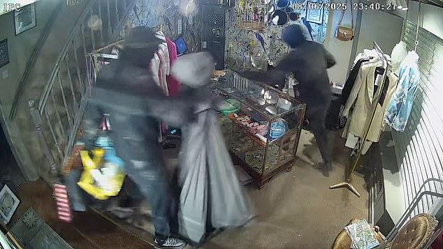 Dàn sao bóng đá phải thuê võ sĩ MMA bảo vệ khi băng đảng tội phạm coi khu nhà triệu phú là “Disneyland”- Ảnh 4.