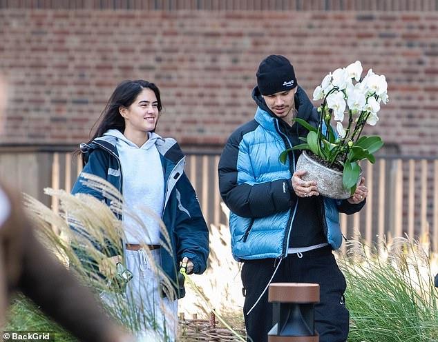 "Tóm dính" cậu hai nhà Beckham đeo nhẫn áp út cùng bạn gái xinh đẹp, cười tít mắt khi tình "gương vỡ lại lành"- Ảnh 3. "Tóm dính" cậu hai nhà Beckham đeo nhẫn áp út cùng bạn gái xinh đẹp, cười tít mắt khi tình "gương vỡ lại lành"- Ảnh 3.