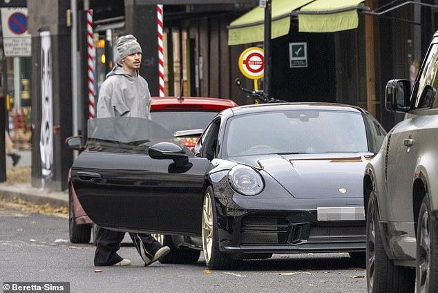 "Tóm dính" con trai Beckham khoá môi bạn gái sexy bên siêu xe Porsche 5 tỷ- Ảnh 3.