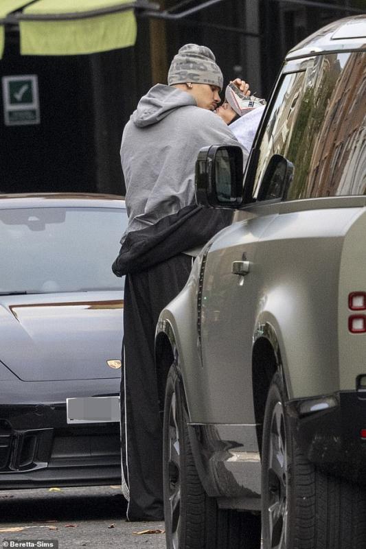 "Tóm dính" con trai Beckham khoá môi bạn gái sexy bên siêu xe Porsche 5 tỷ- Ảnh 7.