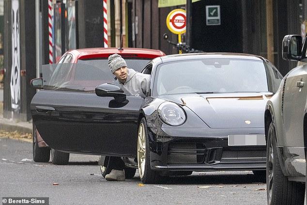 "Tóm dính" con trai Beckham khoá môi bạn gái sexy bên siêu xe Porsche 5 tỷ- Ảnh 2.